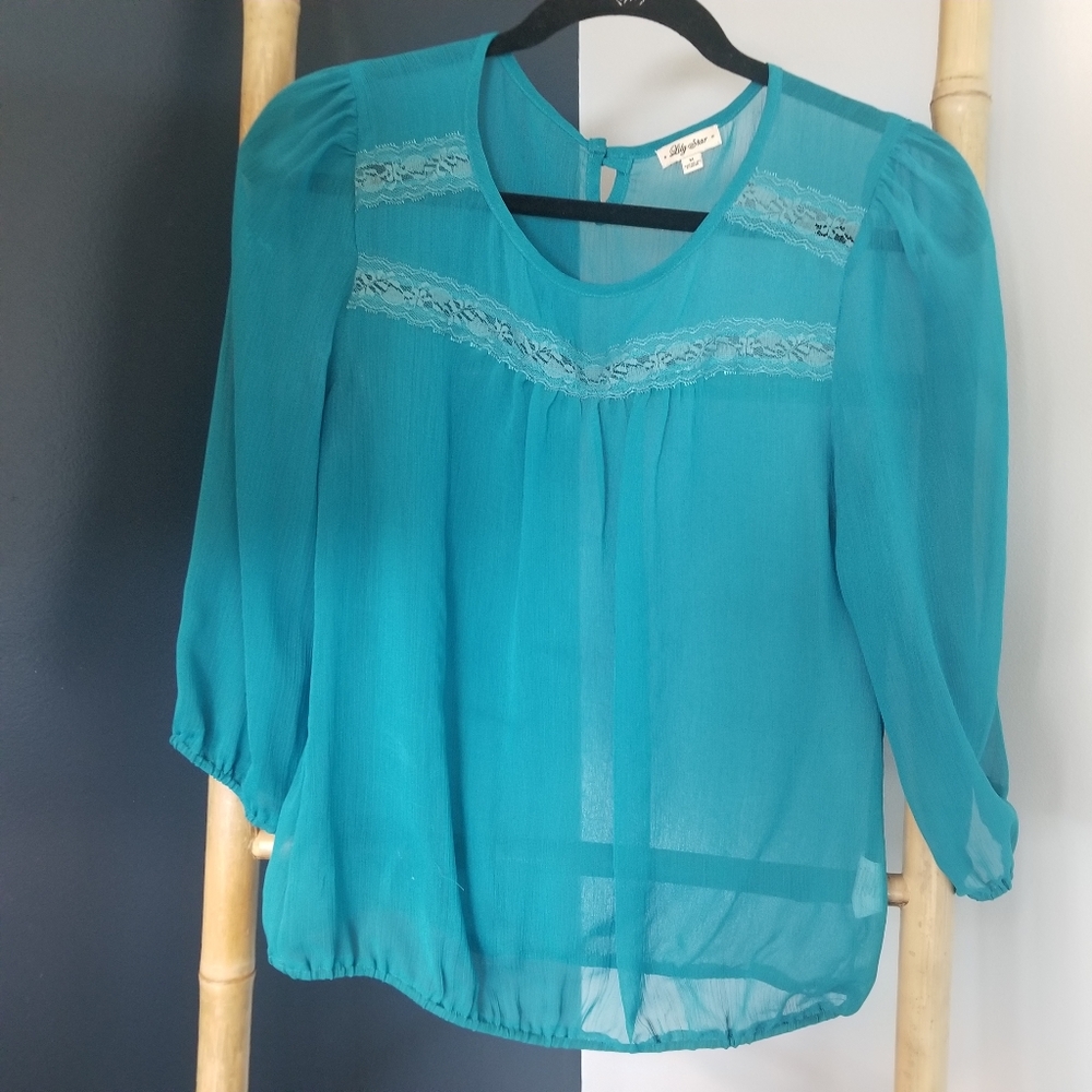 Medium, turquoise top
